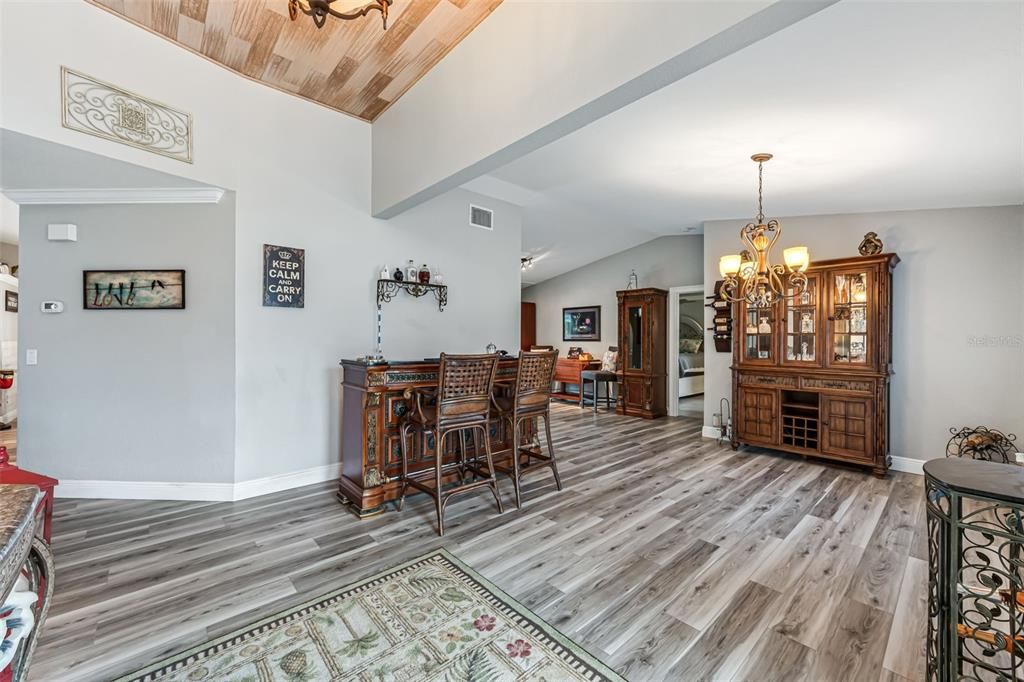 Под контрактом: $429,999 (3 спален, 2 ванн, 2050 Квадратных фут)