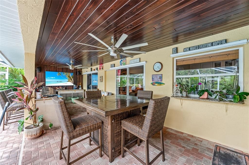 Под контрактом: $429,999 (3 спален, 2 ванн, 2050 Квадратных фут)