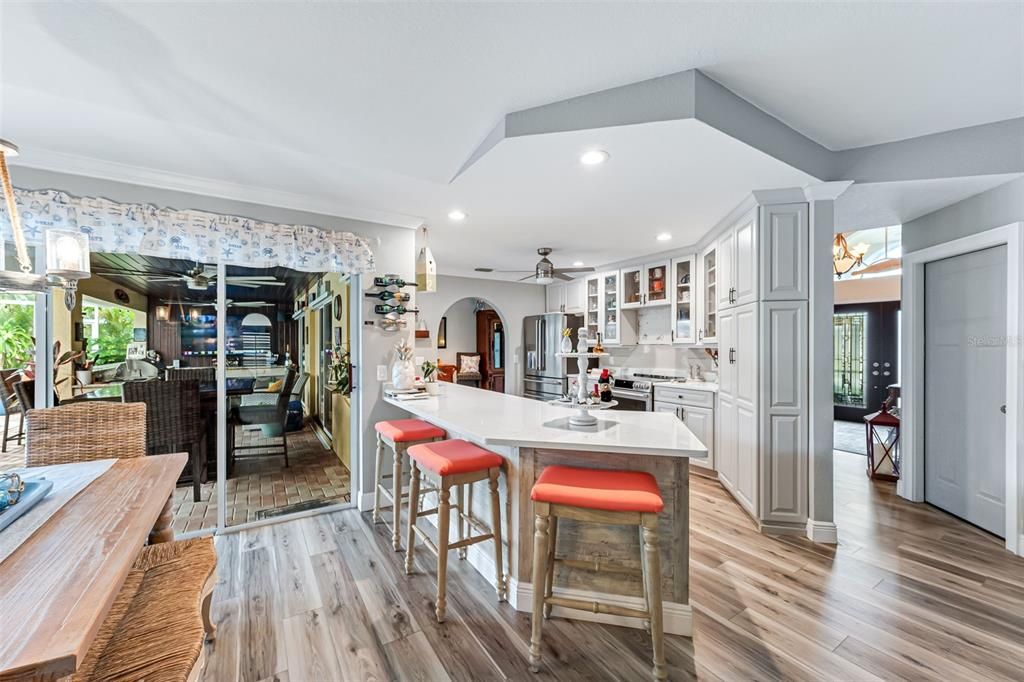 Под контрактом: $429,999 (3 спален, 2 ванн, 2050 Квадратных фут)