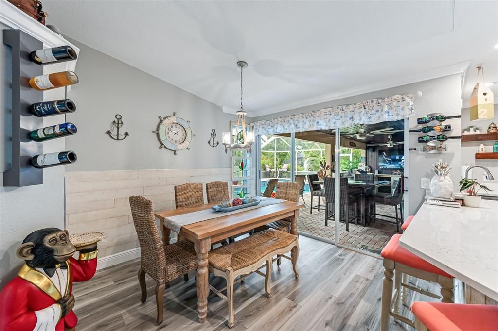 Под контрактом: $429,999 (3 спален, 2 ванн, 2050 Квадратных фут)