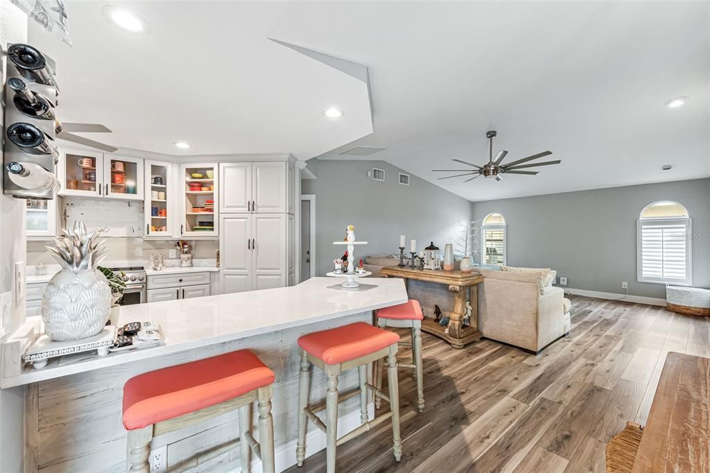 Под контрактом: $429,999 (3 спален, 2 ванн, 2050 Квадратных фут)