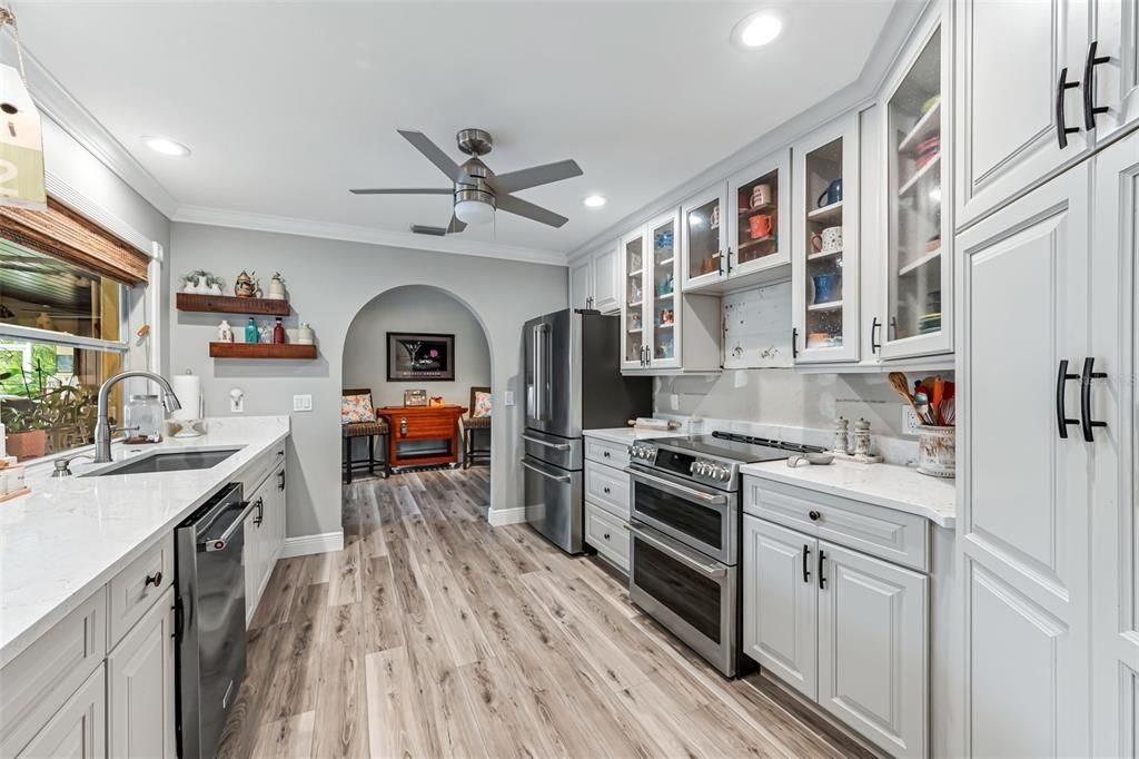 Под контрактом: $429,999 (3 спален, 2 ванн, 2050 Квадратных фут)