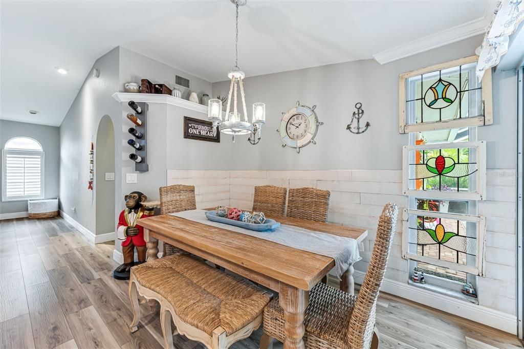 Под контрактом: $429,999 (3 спален, 2 ванн, 2050 Квадратных фут)