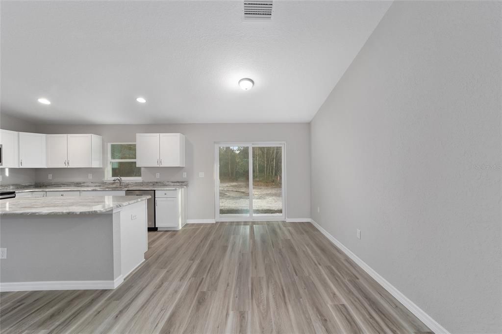 Activo con contrato: $229,500 (3 camas, 2 baños, 1399 Pies cuadrados)
