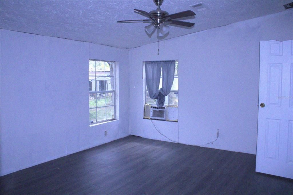 Под контрактом: $100,000 (3 спален, 2 ванн, 1404 Квадратных фут)