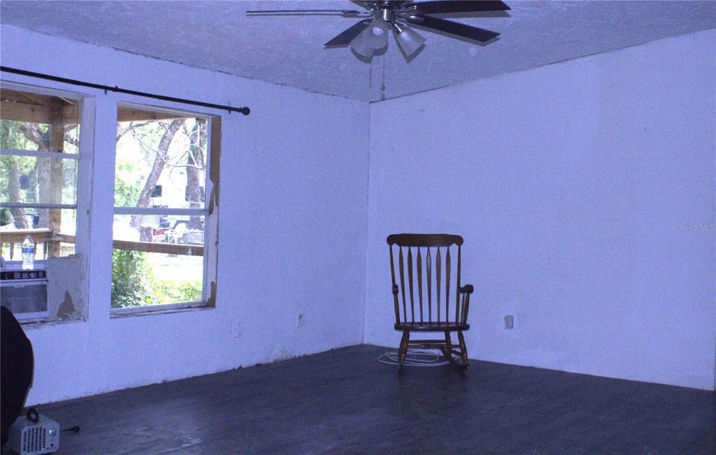 Под контрактом: $100,000 (3 спален, 2 ванн, 1404 Квадратных фут)