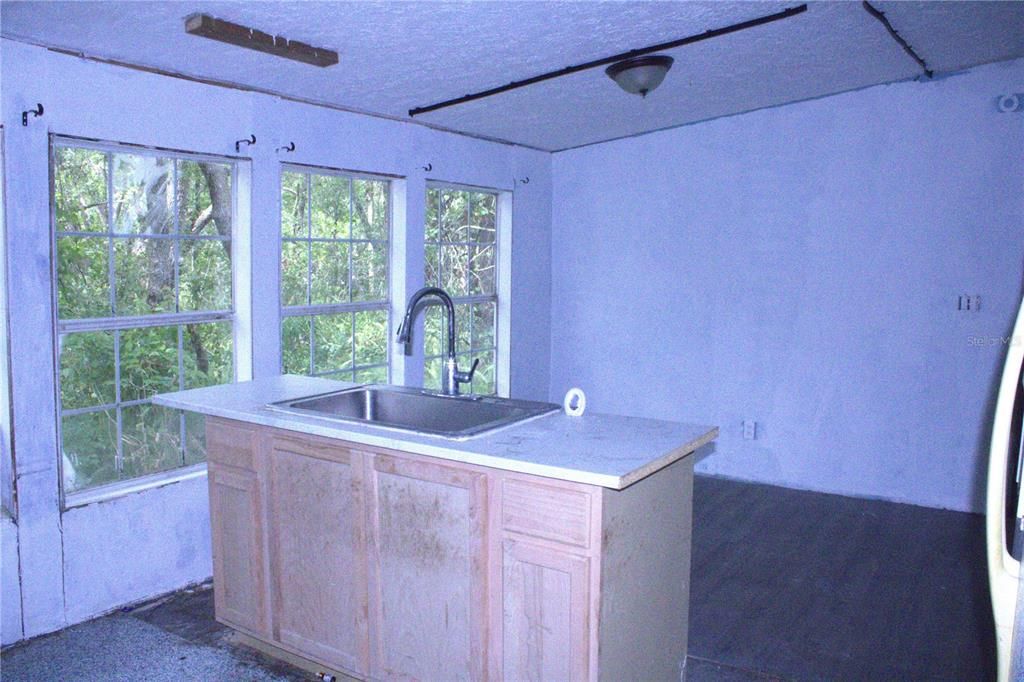 Под контрактом: $100,000 (3 спален, 2 ванн, 1404 Квадратных фут)