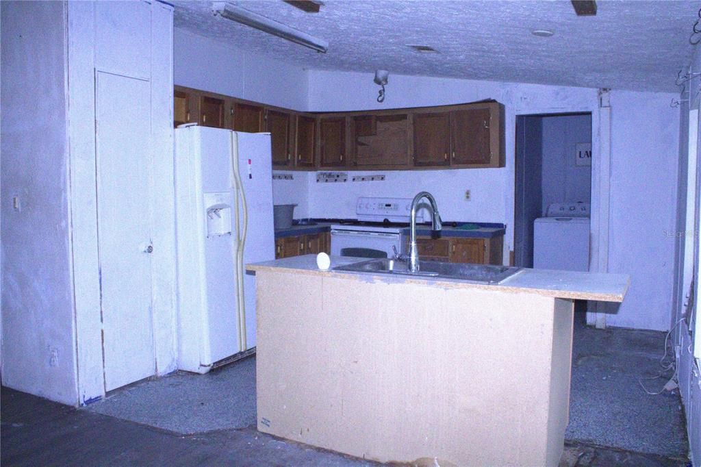 Под контрактом: $100,000 (3 спален, 2 ванн, 1404 Квадратных фут)