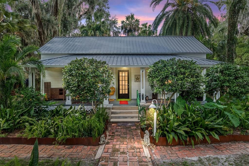 Recently Sold: $435,000 (3 beds, 2 baths, 1621 Square Feet)