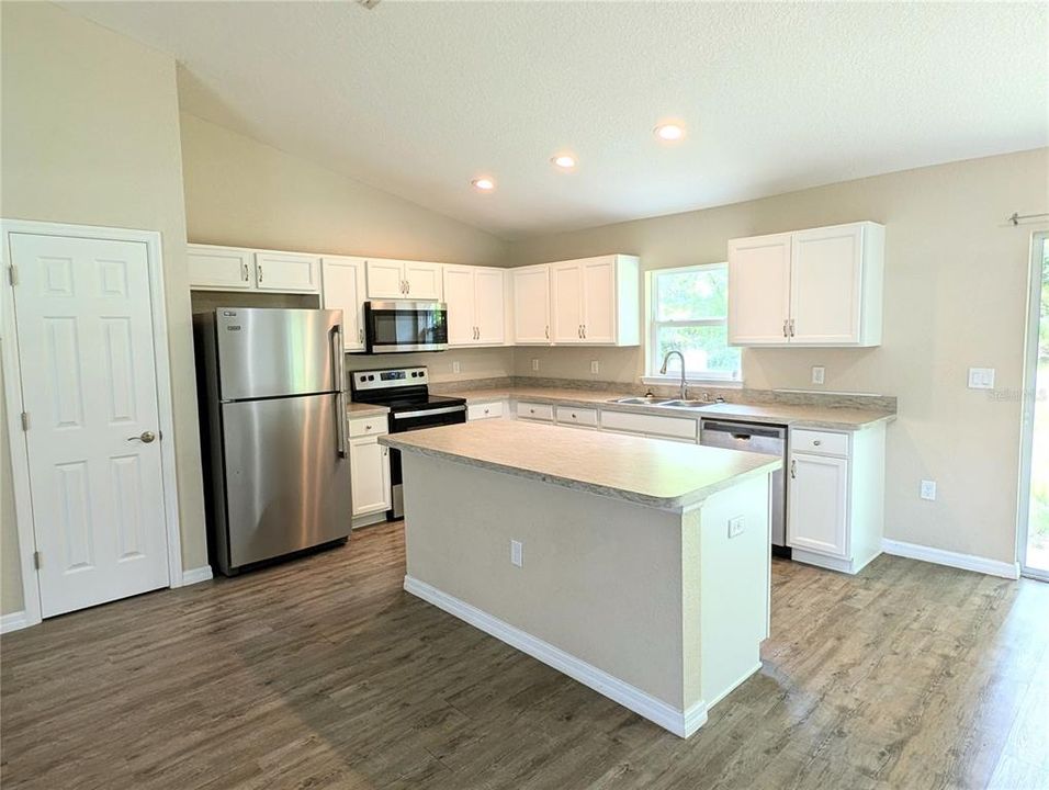 Activo con contrato: $234,900 (3 camas, 2 baños, 1393 Pies cuadrados)