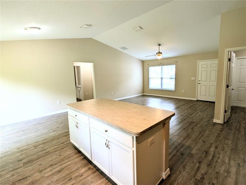 Activo con contrato: $234,900 (3 camas, 2 baños, 1393 Pies cuadrados)