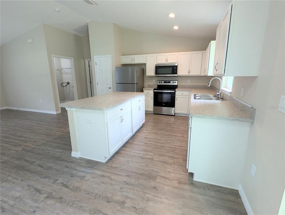 Activo con contrato: $234,900 (3 camas, 2 baños, 1393 Pies cuadrados)