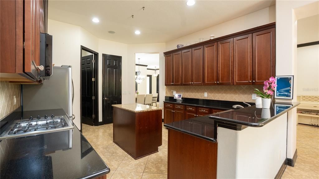 На продажу: $950,000 (5 спален, 3 ванн, 3512 Квадратных фут)