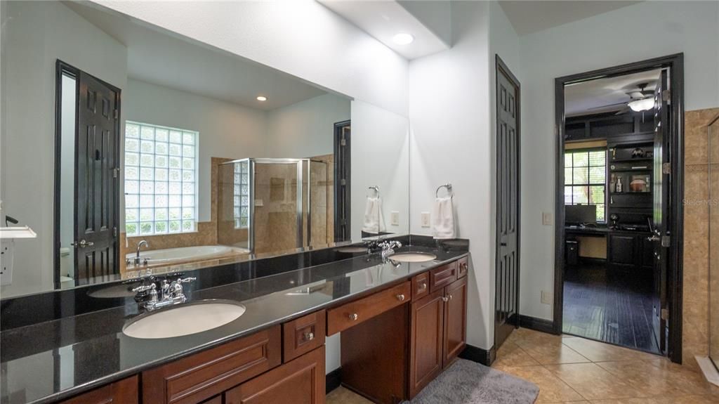 На продажу: $950,000 (5 спален, 3 ванн, 3512 Квадратных фут)