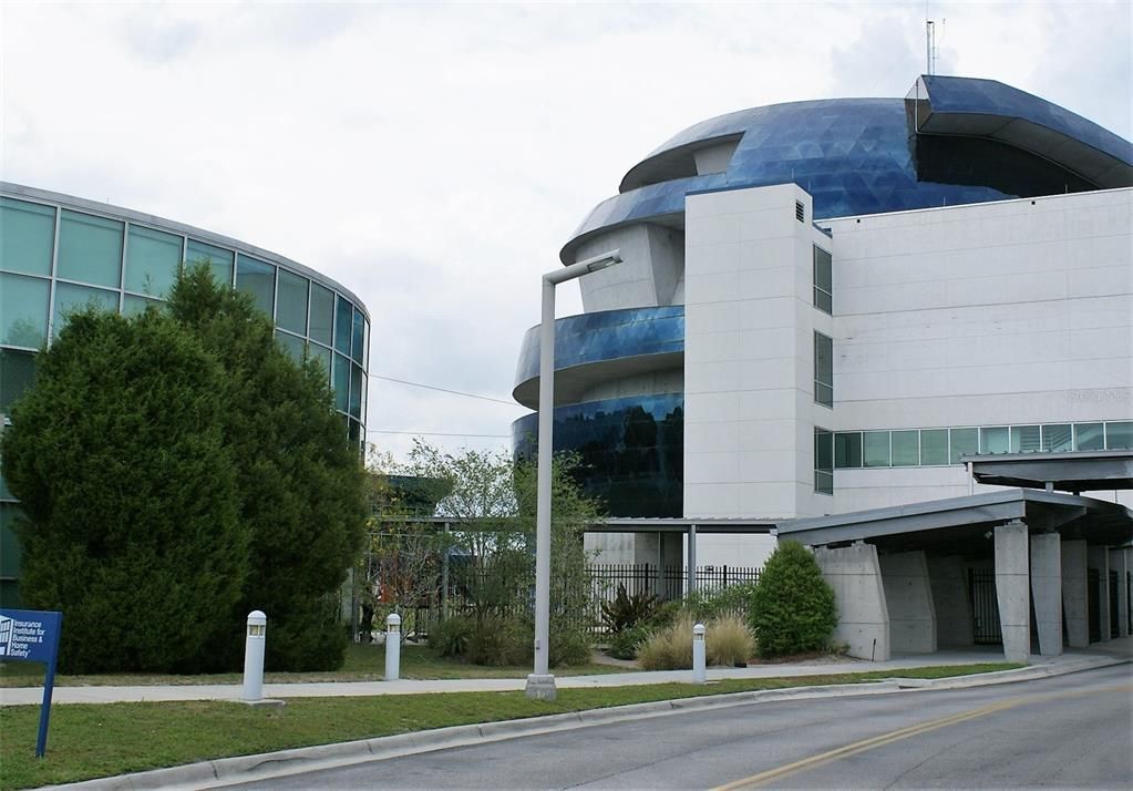 合同活跃: $164,000 (2 贝兹, 2 浴室, 1100 平方英尺)