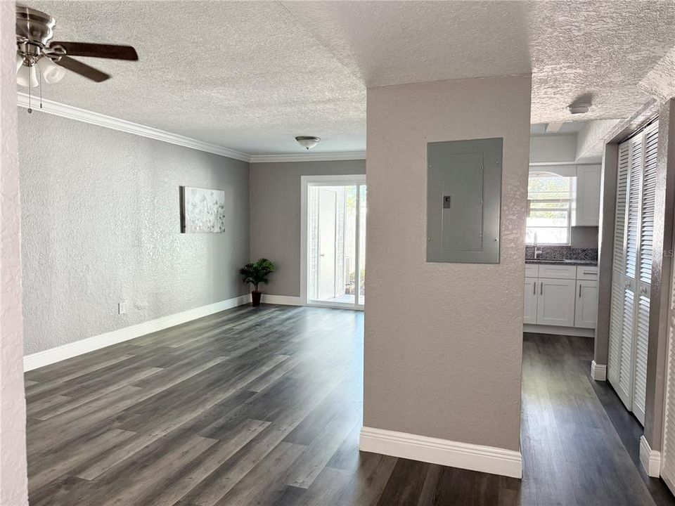 合同活跃: $164,000 (2 贝兹, 2 浴室, 1100 平方英尺)