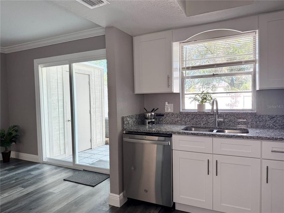 合同活跃: $164,000 (2 贝兹, 2 浴室, 1100 平方英尺)