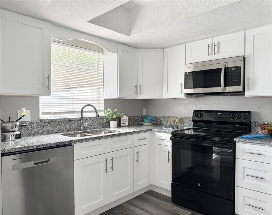 合同活跃: $164,000 (2 贝兹, 2 浴室, 1100 平方英尺)