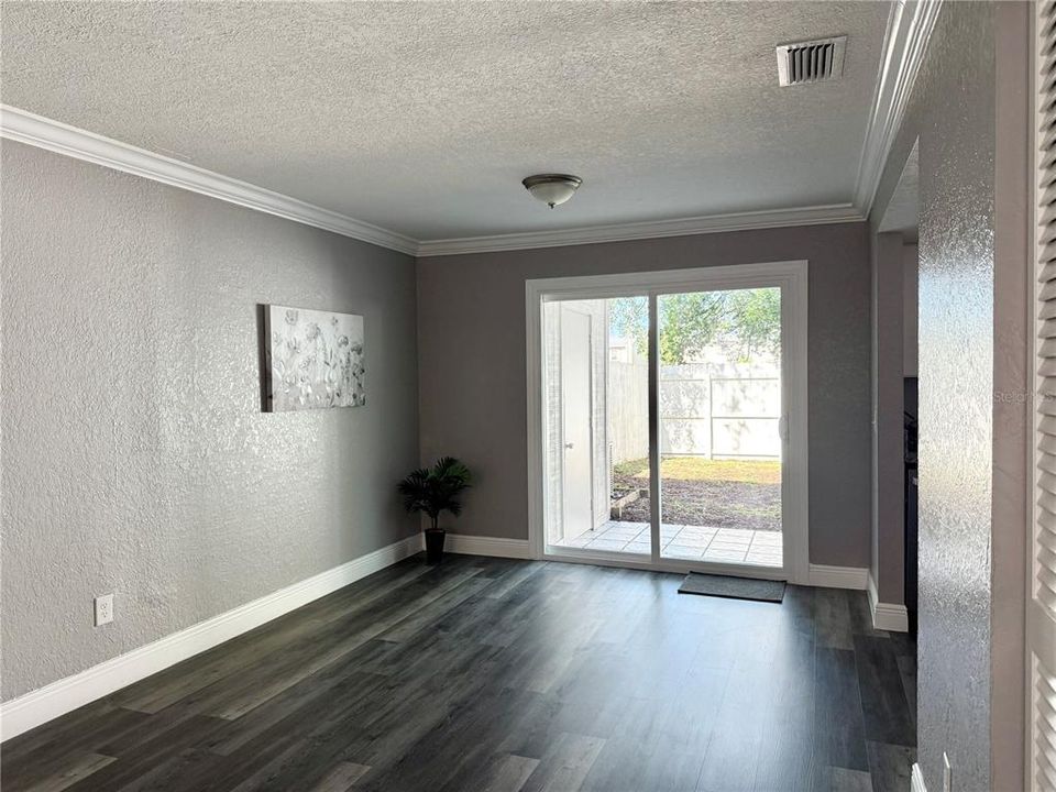 合同活跃: $164,000 (2 贝兹, 2 浴室, 1100 平方英尺)