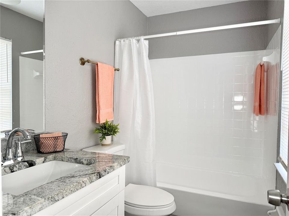 合同活跃: $164,000 (2 贝兹, 2 浴室, 1100 平方英尺)