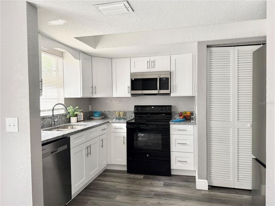 合同活跃: $164,000 (2 贝兹, 2 浴室, 1100 平方英尺)