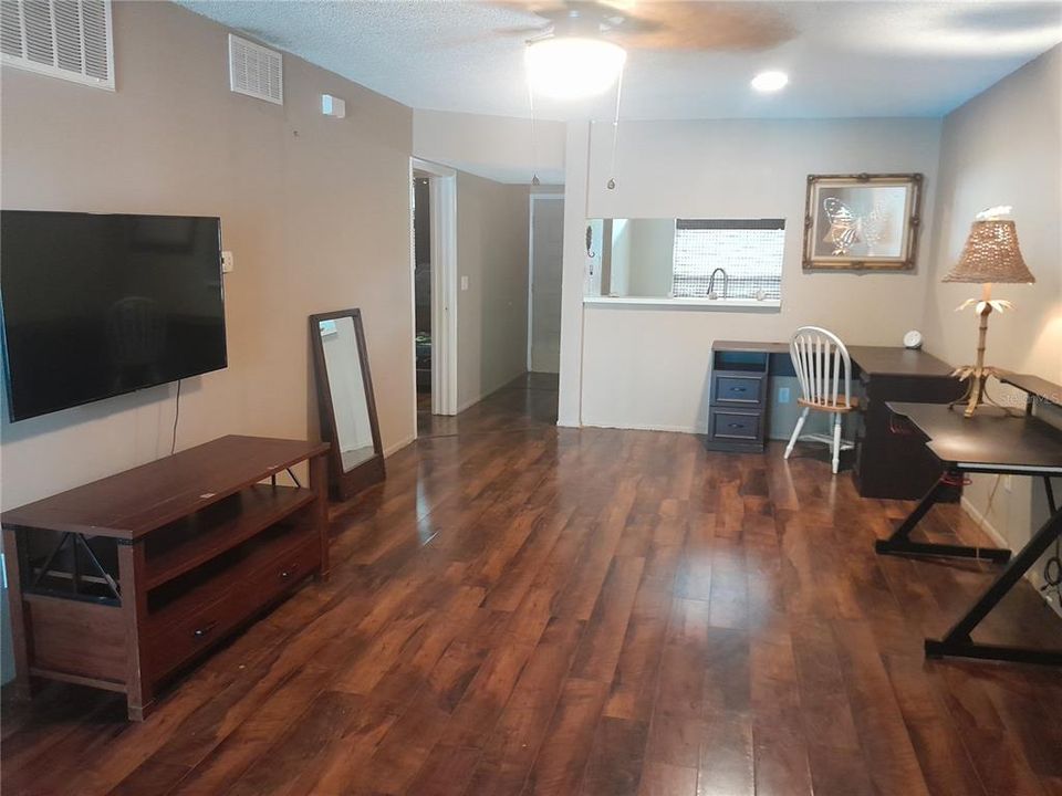 На продажу: $179,900 (2 спален, 2 ванн, 960 Квадратных фут)