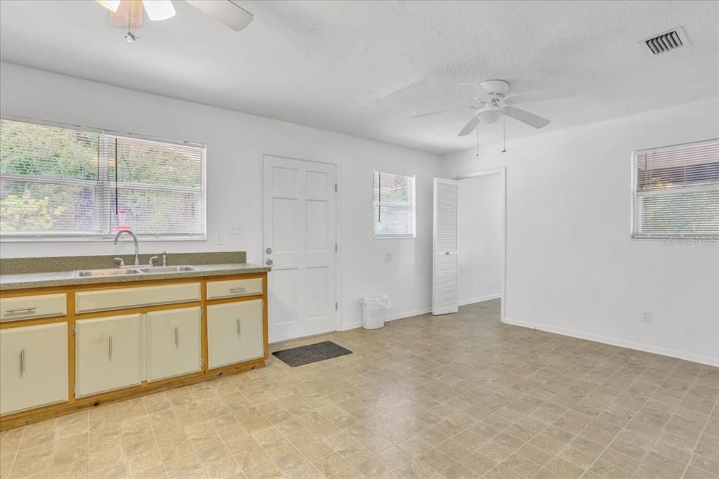 En Venta: $272,000 (2 camas, 1 baños, 948 Pies cuadrados)