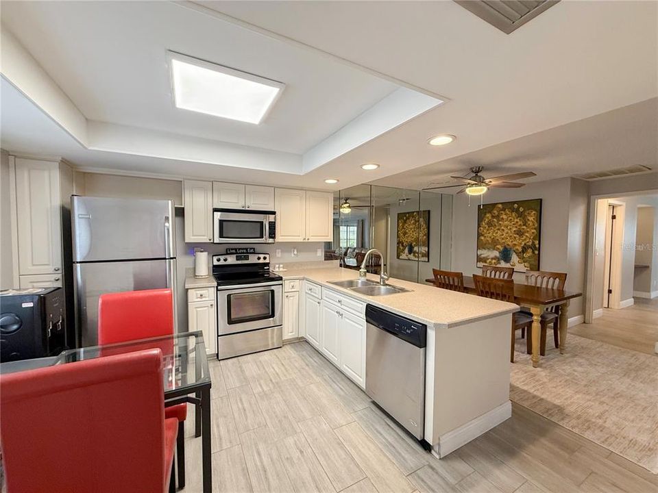 合同活跃: $184,900 (2 贝兹, 2 浴室, 1148 平方英尺)