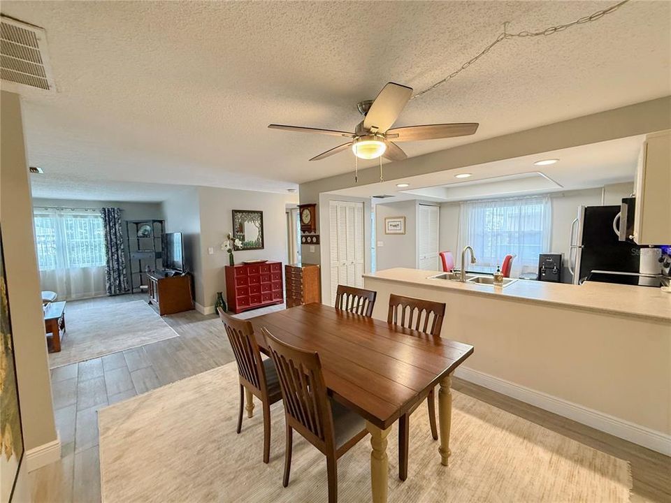 合同活跃: $184,900 (2 贝兹, 2 浴室, 1148 平方英尺)