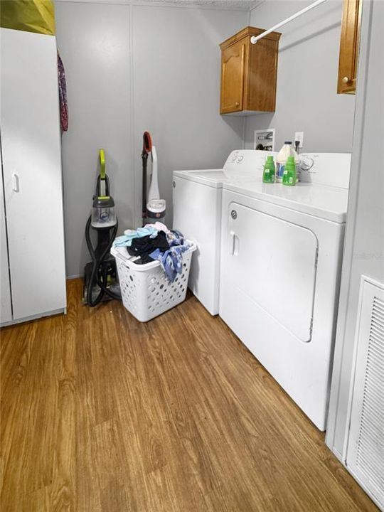 На продажу: $199,000 (4 спален, 2 ванн, 1560 Квадратных фут)