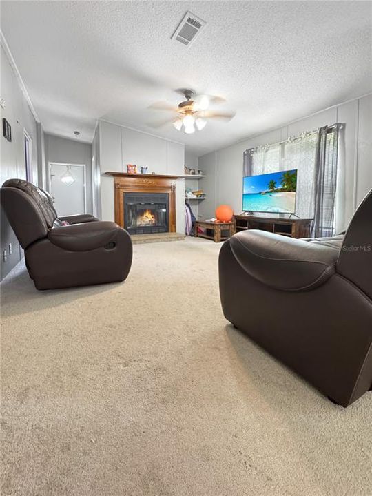 На продажу: $199,000 (4 спален, 2 ванн, 1560 Квадратных фут)