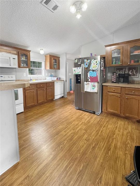 На продажу: $199,000 (4 спален, 2 ванн, 1560 Квадратных фут)