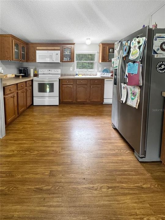 На продажу: $199,000 (4 спален, 2 ванн, 1560 Квадратных фут)