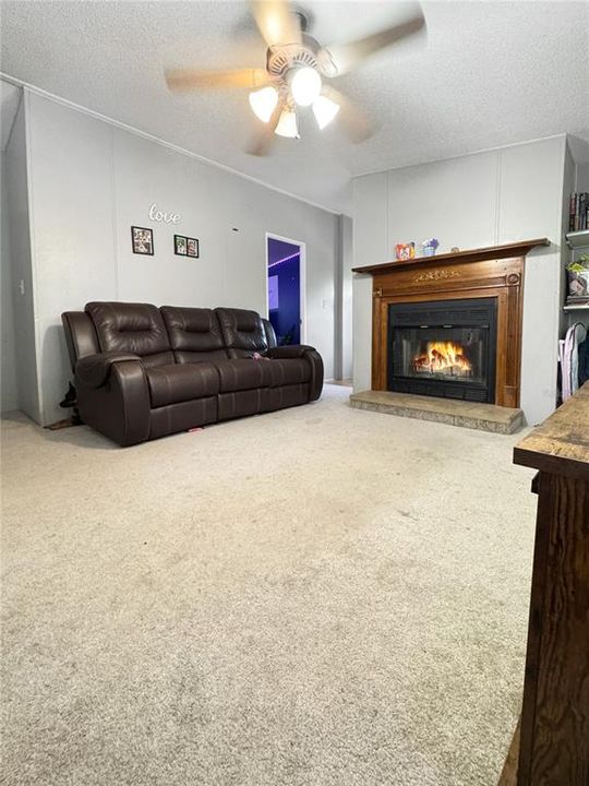 На продажу: $199,000 (4 спален, 2 ванн, 1560 Квадратных фут)