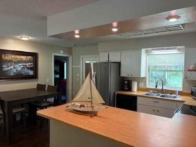 Active With Contract: $250,000 (3 beds, 2 baths, 1082 Square Feet)