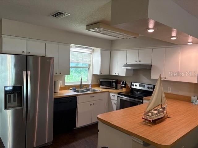 Active With Contract: $250,000 (3 beds, 2 baths, 1082 Square Feet)