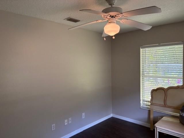 Active With Contract: $250,000 (3 beds, 2 baths, 1082 Square Feet)