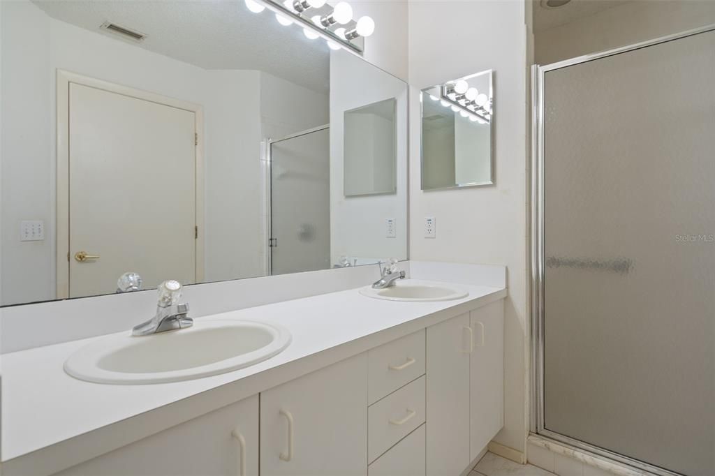 Под контрактом: $199,900 (2 спален, 2 ванн, 1409 Квадратных фут)