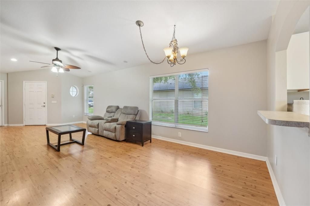 Activo con contrato: $299,900 (3 camas, 2 baños, 1296 Pies cuadrados)