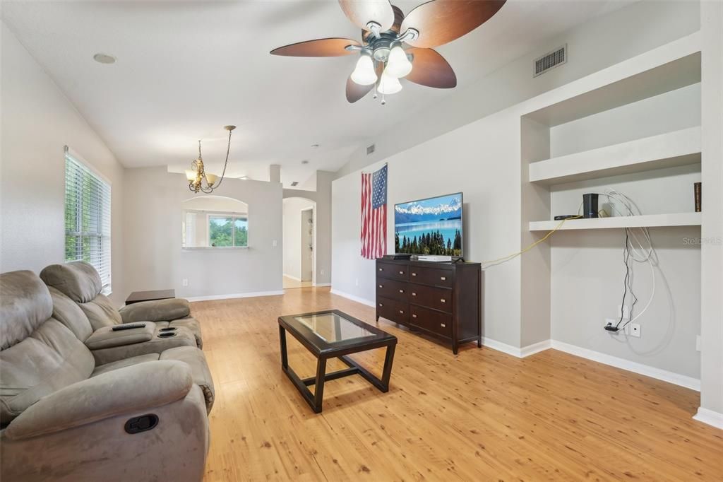 Activo con contrato: $299,900 (3 camas, 2 baños, 1296 Pies cuadrados)