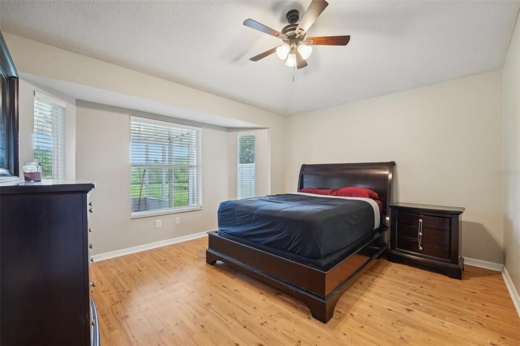 Activo con contrato: $299,900 (3 camas, 2 baños, 1296 Pies cuadrados)