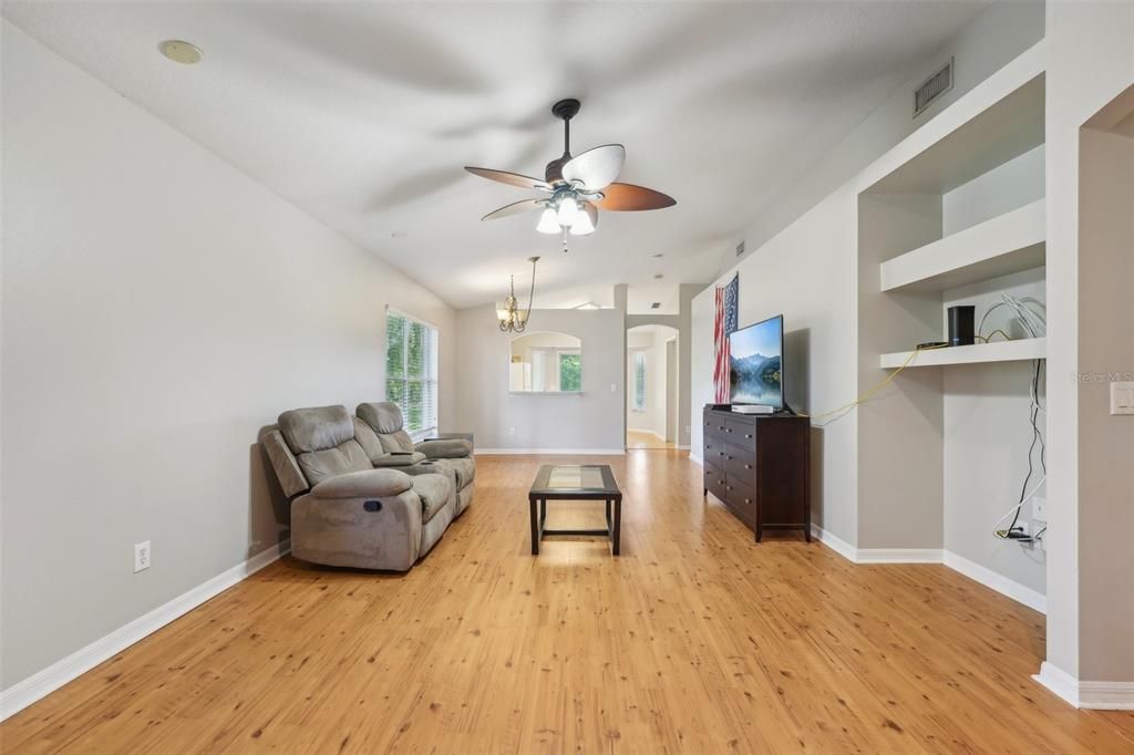 Activo con contrato: $299,900 (3 camas, 2 baños, 1296 Pies cuadrados)