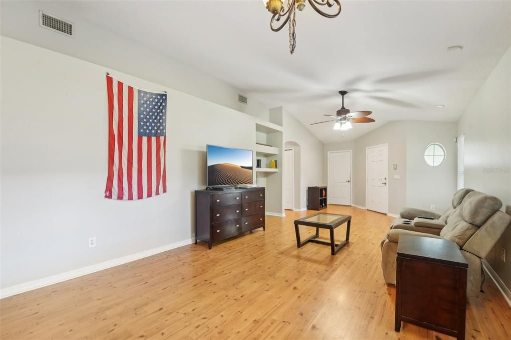 Activo con contrato: $299,900 (3 camas, 2 baños, 1296 Pies cuadrados)