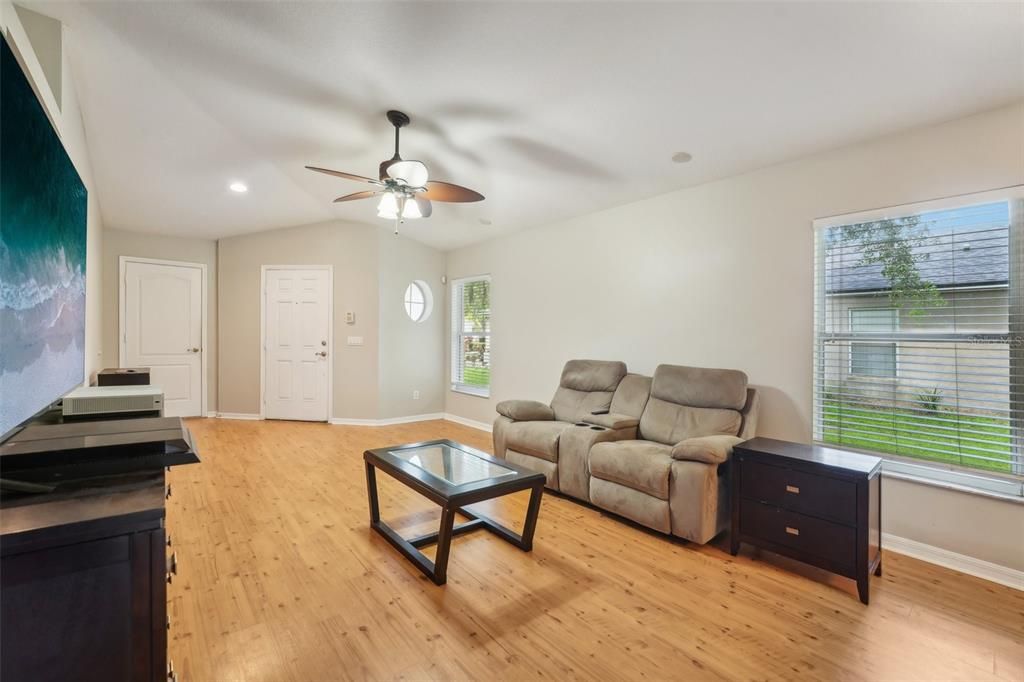 Activo con contrato: $299,900 (3 camas, 2 baños, 1296 Pies cuadrados)