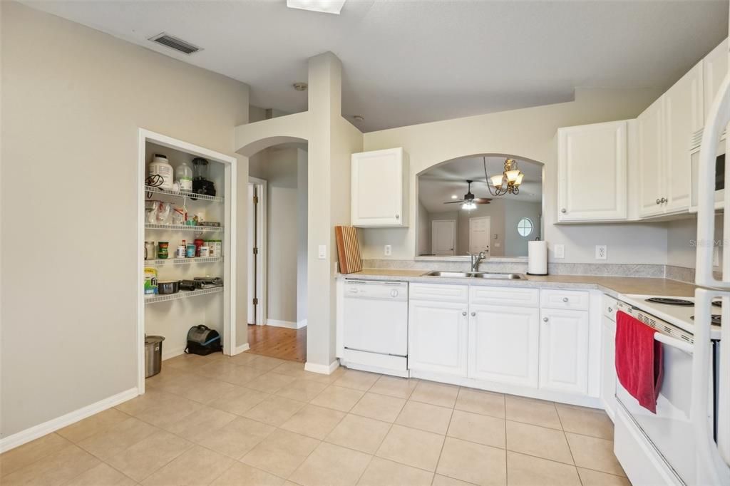 Activo con contrato: $299,900 (3 camas, 2 baños, 1296 Pies cuadrados)