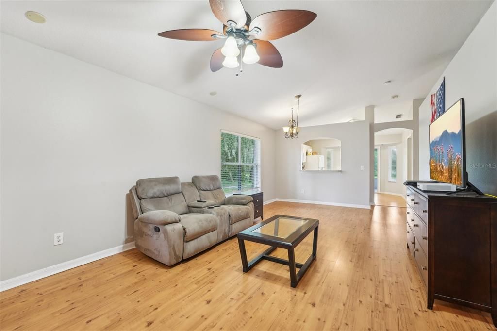 Activo con contrato: $299,900 (3 camas, 2 baños, 1296 Pies cuadrados)