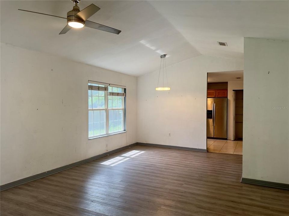 For Sale: $205,000 (3 beds, 2 baths, 1179 Square Feet)