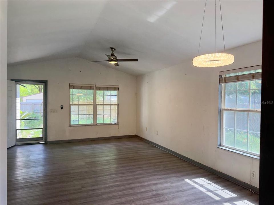 For Sale: $205,000 (3 beds, 2 baths, 1179 Square Feet)