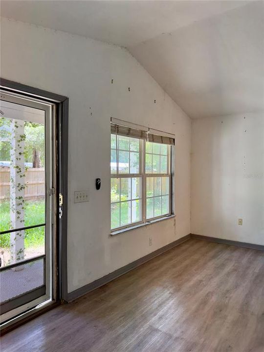 For Sale: $205,000 (3 beds, 2 baths, 1179 Square Feet)