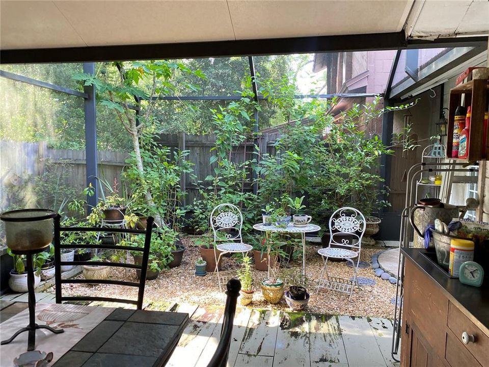 For Sale: $189,900 (2 beds, 2 baths, 961 Square Feet)